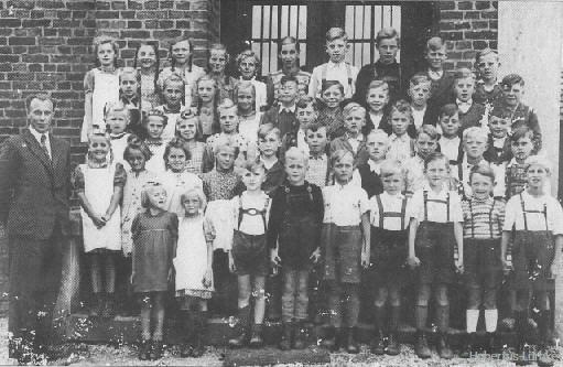 Schulklasse mit Lehrer Karl Hunger 1949